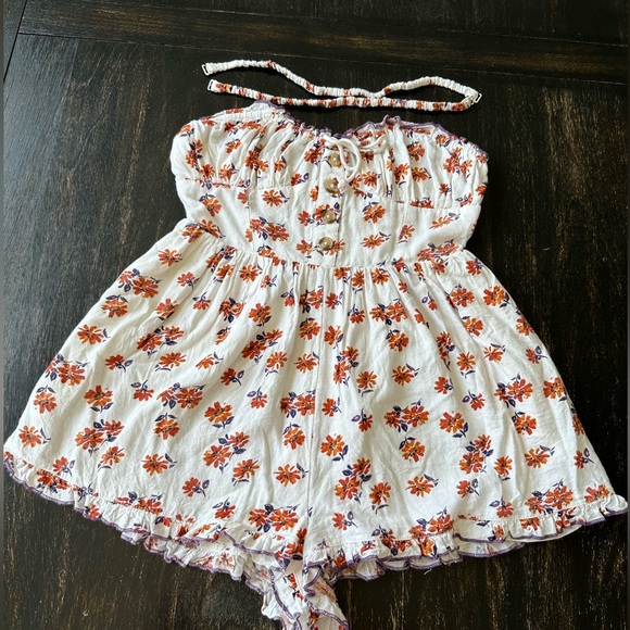 Urban Outfitters Betti Print/Floral Button Ruffle Rompers.Color Ivory. Size XS - Picture 5 of 12